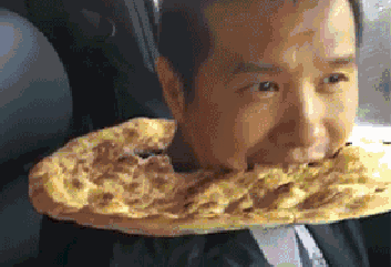 师傅您是有多忙连饭都挂脖子上吃