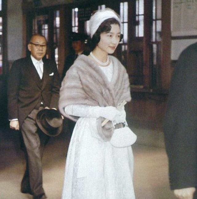 做日本皇室的儿媳有多辛酸被婆婆咒骂被下人管教晚年很悲惨