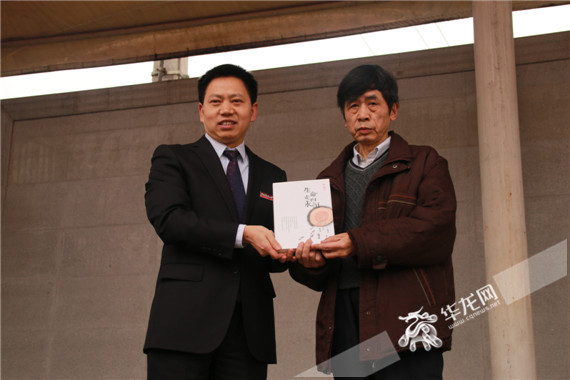 重庆市凤鸣山中学校长邓仕民接受校友捐赠物品 彭云升 摄.jpg