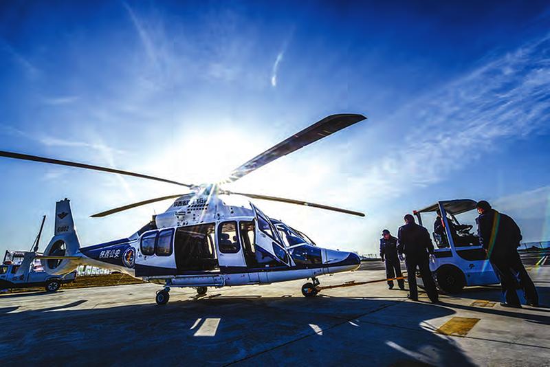 陕西警航直升机整装待发.