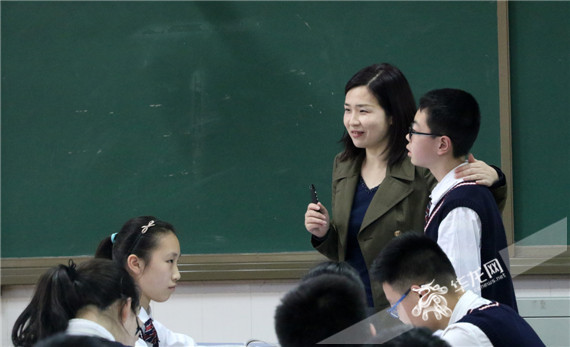 校长吴阳与学生互动 重庆天宝实验学校供图 华龙网发 .jpg