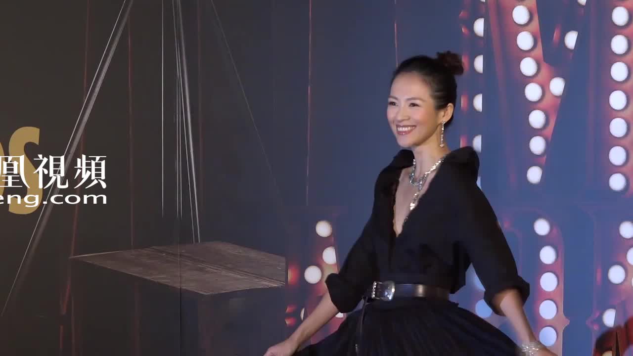 章子怡兴奋转圈圈大展童心 赵薇黑衣红唇显优雅范