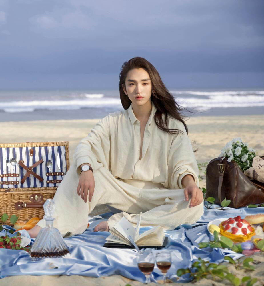 93年雌雄同体的他,晒个照就撩倒230万粉丝,让姑娘