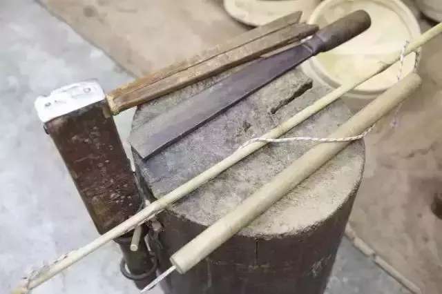 制作蒸笼的工具:木夹,竹刀,手钻摇及枕木垫板.