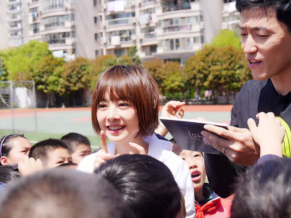 鲁豫重返小学校园变孩子王 小女生情怀写在脸上