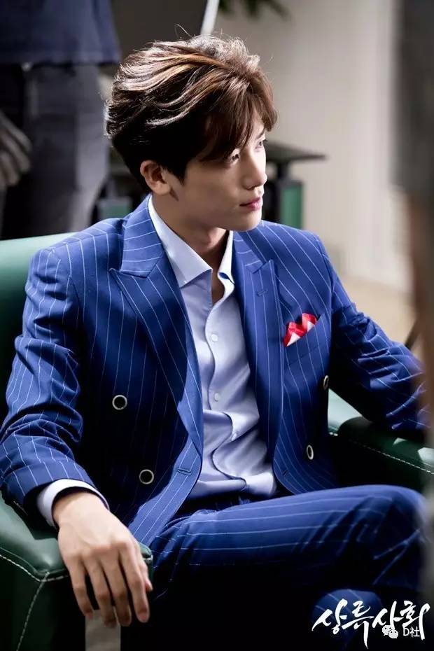 明明可以靠颜值拼背景却偏要靠实力这个欧巴不简单