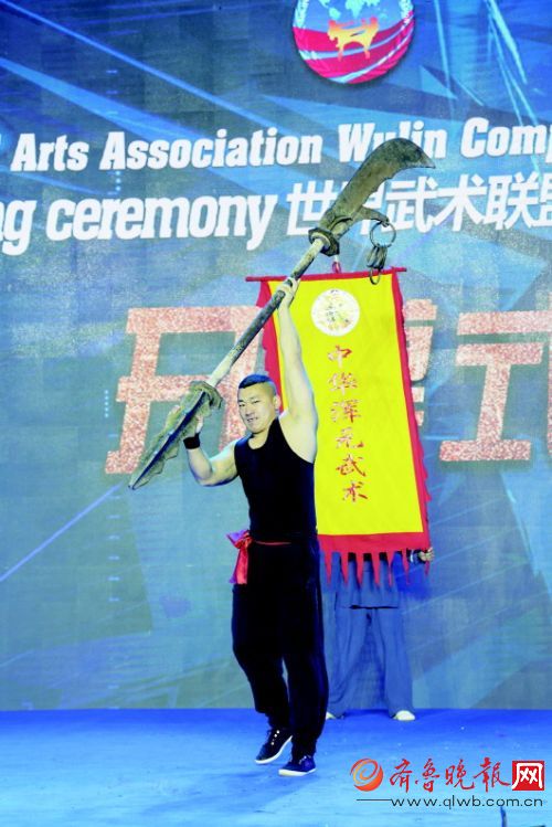 在武林大会的开幕式上,赵飞的一柄重刀让他名声大噪.