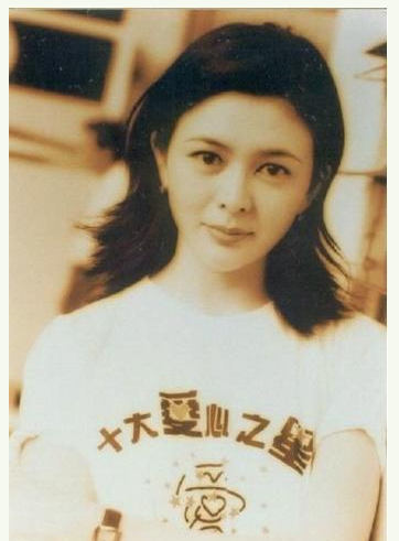 54岁关之琳近照曝光被指脸歪老态毕露