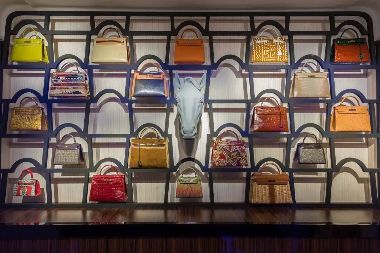 一整面墙都是特别版kelly包包但爱马仕当然不止有这个