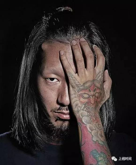 后来九吉每次在镜子里看到自己,总想起小时候最喜欢的日本动漫《七