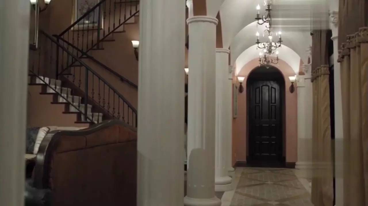 他的家是简约欧式 田园风,整体色调比赵德汉的别墅有品味,大量运用