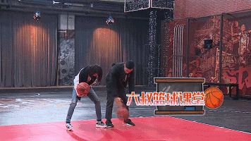 里 和周冬雨组成的cp意外的甜蜜 余文乐还手把手地教周冬雨打篮球 看