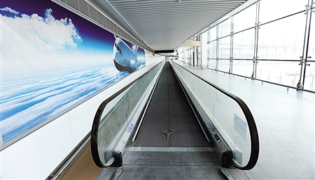 机场平行梯图片
