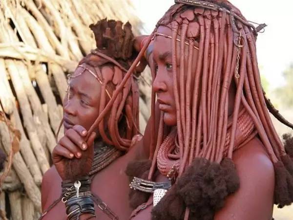 还有全身涂满红泥的原始部落族群——辛巴族(有点像粉色的"纳美族人")