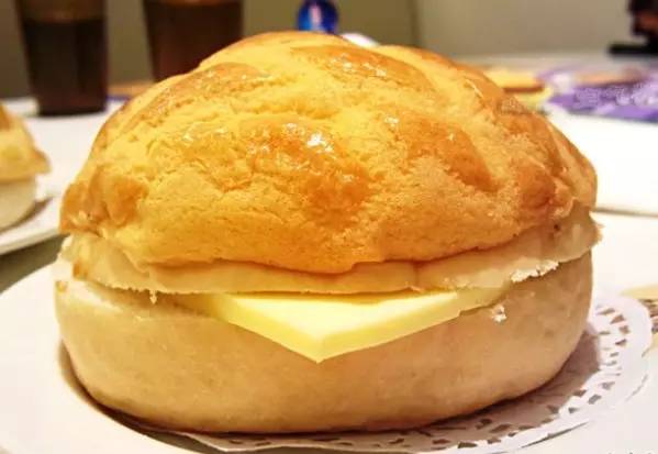 《学警出更》中陶大宇, 就会经常到警察局的茶餐厅吃份菠萝包.