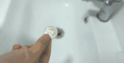 清理起来就轻松多了用抹布包上硬币总是脏脏的不好清理洗脸盆出水口的