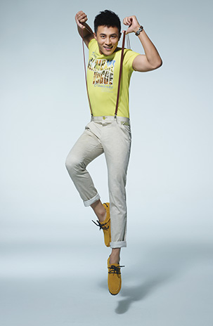 帅上天的自信微笑,克制得多了前两任代言都带着八颗牙的大笑尬过舞了