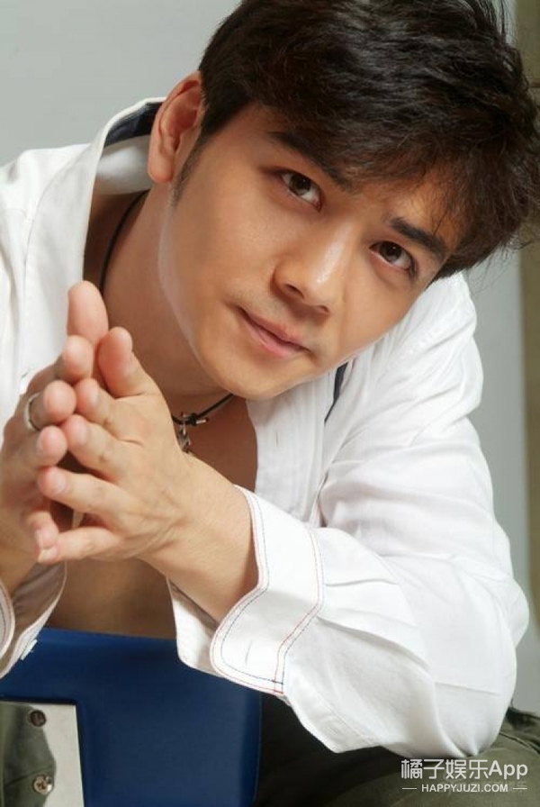 杨烁荷尔蒙爆棚的小包总年轻时也是一枚长发鲜肉