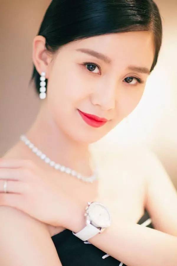 用自然拉长且逐渐淡化的眼线搭配整体优雅的造型,让眼睛充满魅力胗 