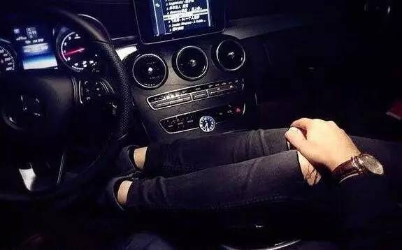 把自动变速箱与方向盘放一块,设计成一个横向拨杆,奔驰品牌爱这么搞