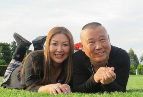 郭德纲与老婆生活照曝光两人五大三粗有夫妻相财产在妻子名下