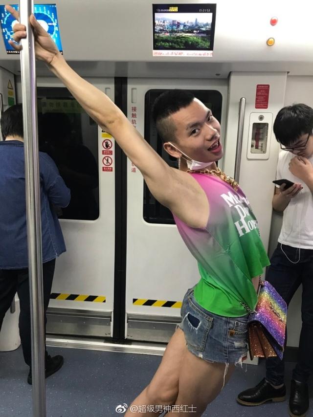 网红西红士爆照地铁拉伸运动网友扎心了地铁