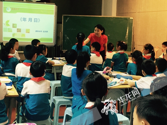 数学课上学生积极发言 许义丽 摄.jpg