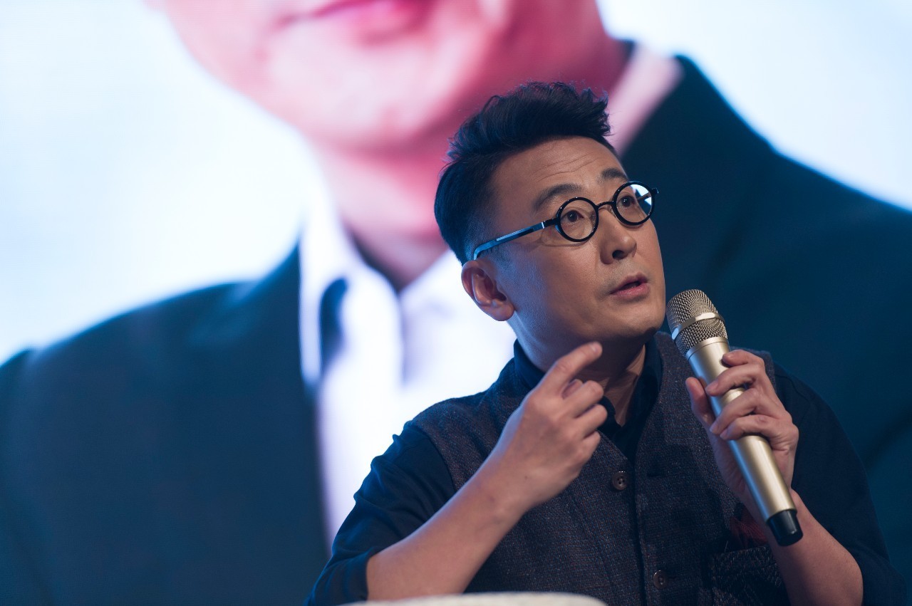 窦文涛组队开聊现场示范夸朋友圆桌派发布会直播