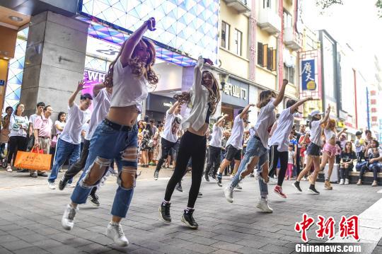 广州舞者闹市快闪舞动青春