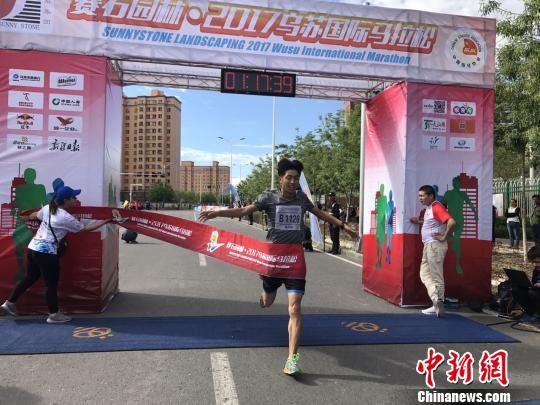 马拉松比赛中,一名参赛者冲过终点. 赵友清 摄