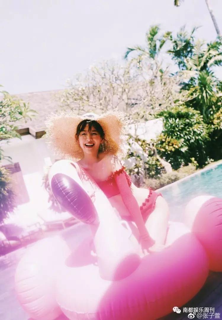 张子萱带女儿首现机场 趁陈赫在国外穿比基尼狂拍美照秀身材