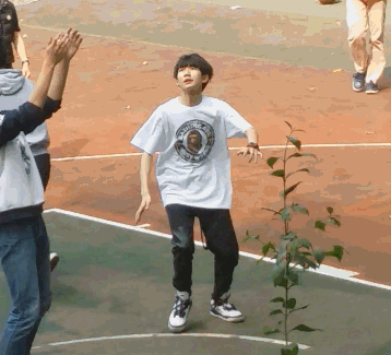 国产小鲜肉tfboys正经打起篮球来到底啥水平