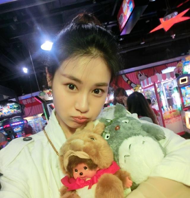 平时的朱微玮喜欢宠物,爱好旅游,是一个热爱生活的小女生.