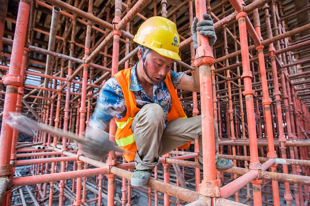 工人穿梭钢筋丛林日赚200 穿"破洞牛仔"