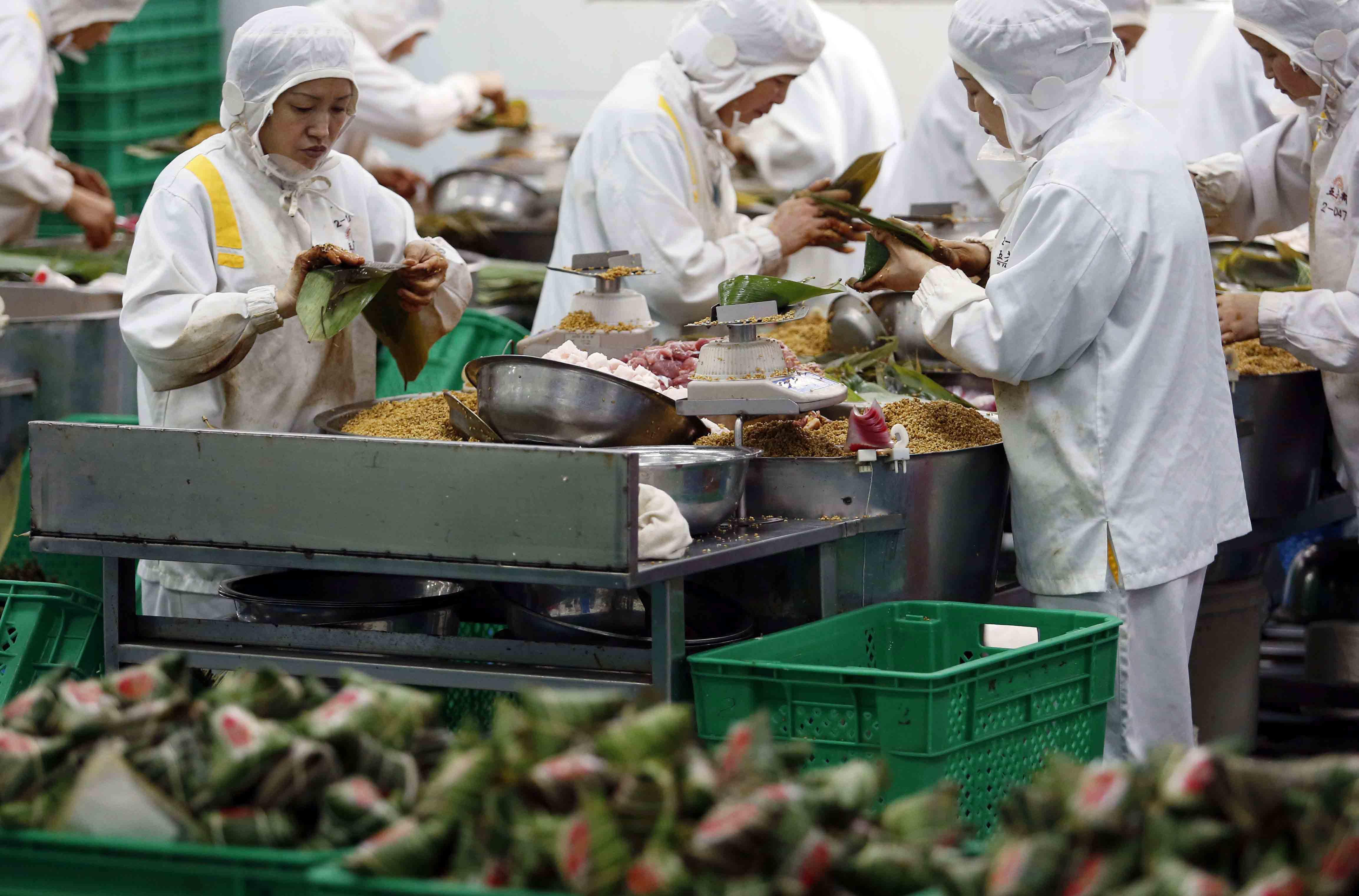 探访全国最大粽子工厂 高手一天包3000个