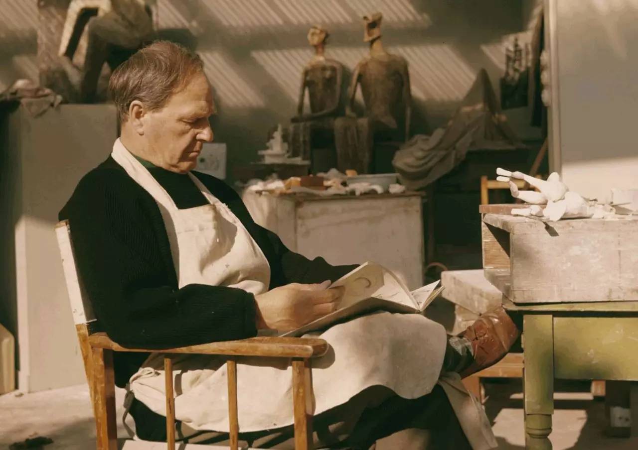 henry moore在工作室中