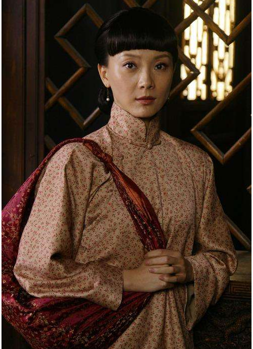 因此被誉为"旗袍女皇",高希希更盛赞她是"穿旗袍最美的中国女演员"