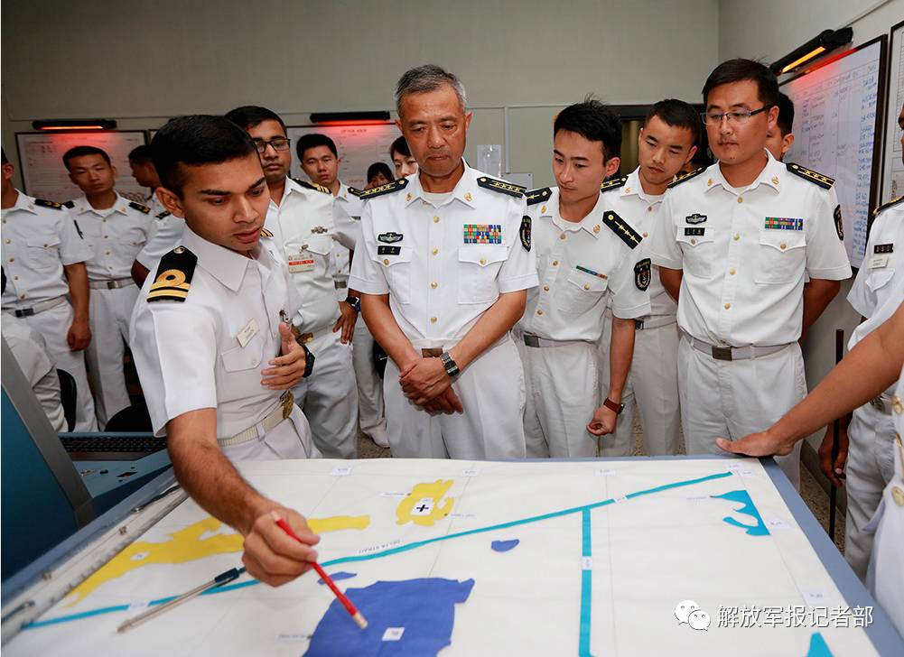 摄) 访孟期间,编队指挥员沈浩拜会了部分孟海军领导,并和政委徐平一同