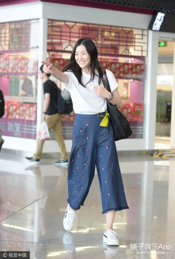 谢幕戛纳刘雯一身俏皮装回国报到,高个儿表姐