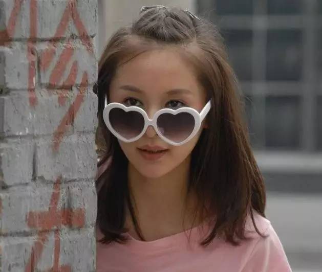 同年,她还在《男人帮》里饰演了一个中学生潇潇(中学生!毫不违和!