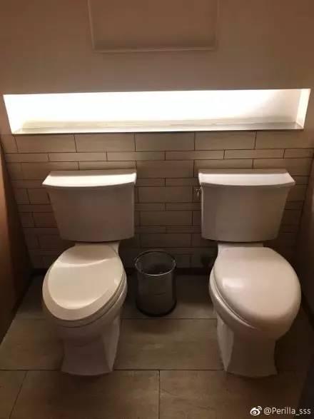 > 正文  图/@perilla_sss 商场厕所确实有这样的隔间 肩并肩或者面对