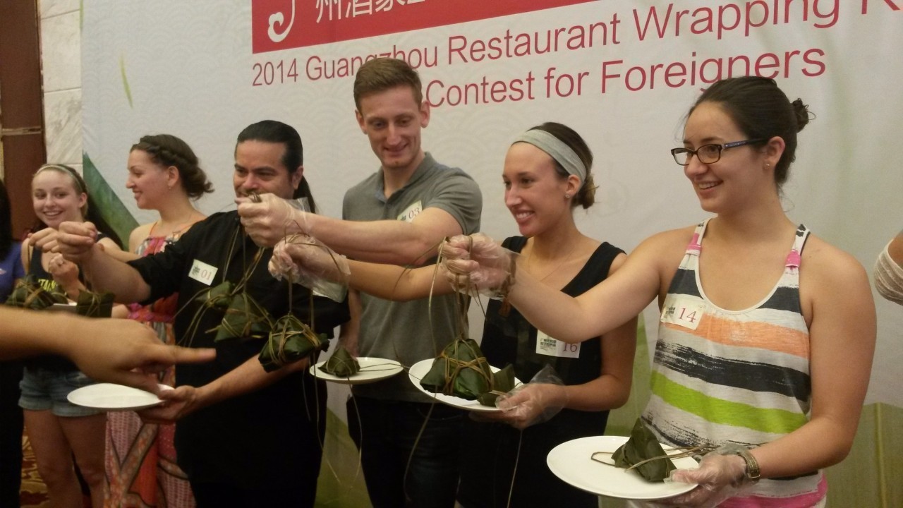 老外说:粽子很好吃,就是包粽子的青菜太难嚼