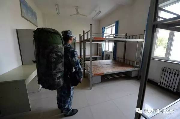 部队集体开拔,军长眼泪夺眶而出