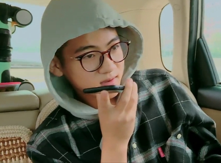 流浪汉竟是富二代 高肖男回家"车票"索要1万块