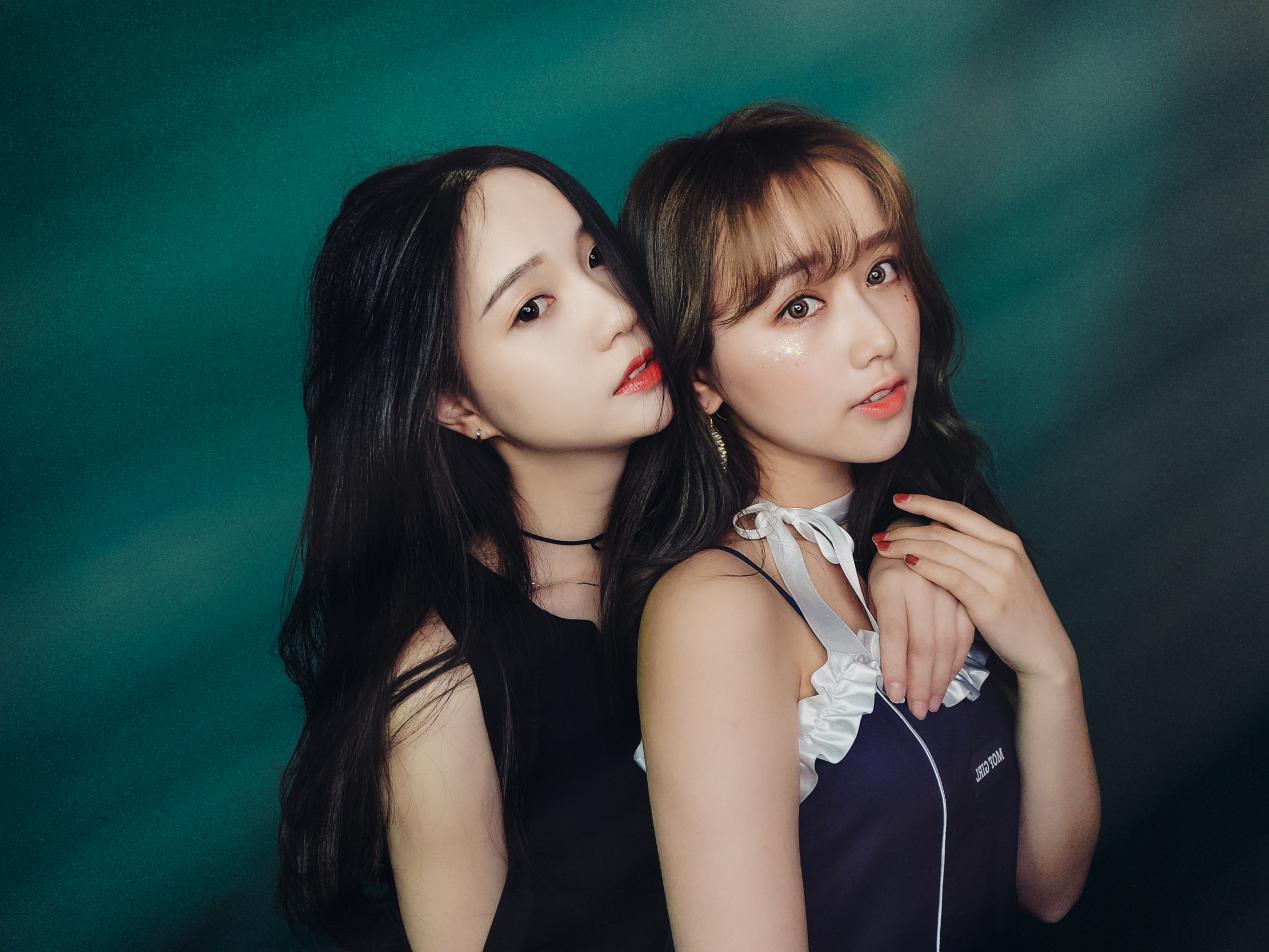 都说闺蜜合影就像一场无声的战争…… 修a不修b,修b不修a~世纪大难题