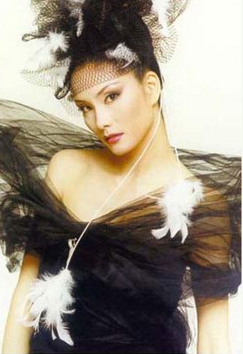 高旗是超载乐队主唱,他的太太是国际名模陈娟红,2003年陈娟红因医疗