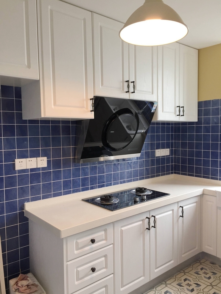 油烟机顶部与吊柜组合封起来,显得很美观简洁