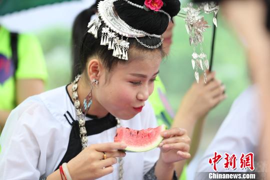 贵州榕江 侗寨举办吃西瓜比赛吸引游客
