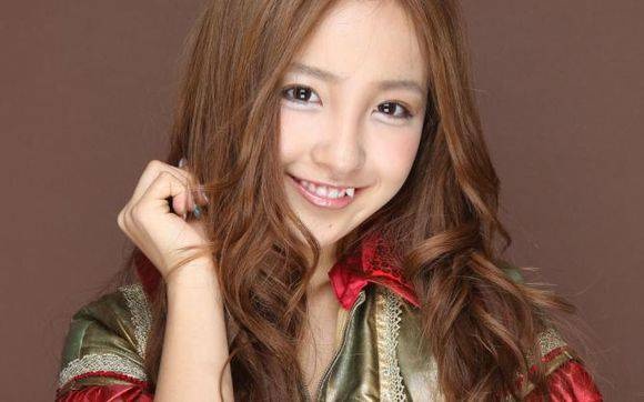 akb的大岛优子,有两颗比较突出的小虎牙.