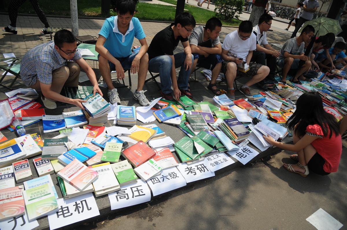 大四毕业生临走前集中卖书,有些从未打开却称斤叫卖